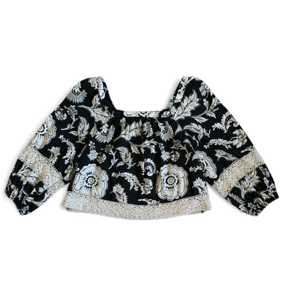 Calligraphie Women's Black and White Floral 3/4 Sleeve Boxy Blouse